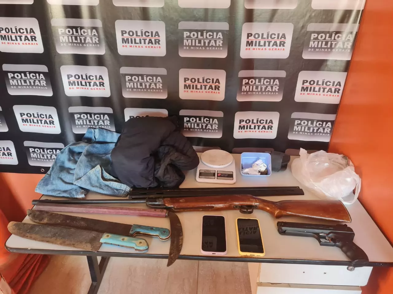 Operação policial resulta na prisão de suspeitos de roubo e na apreensão de drogas, armas e recuperação de materiais roubados